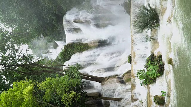 老挝琅勃拉邦的4K(垂直)匡斯瀑布。视频素材