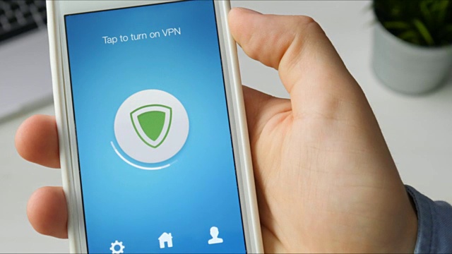在智能手机上打开VPN，安全上网视频素材