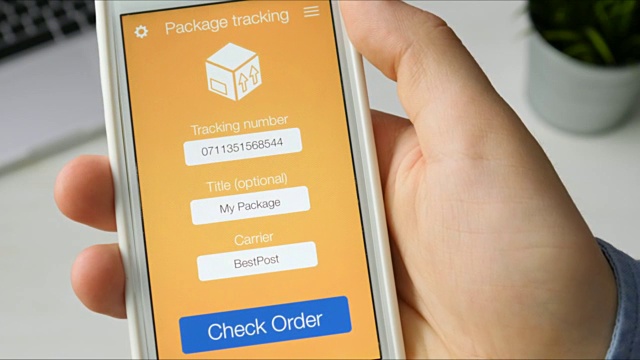 男子用智能手机应用追踪他的包裹。订单交付。视频下载