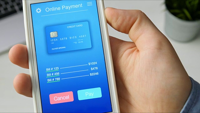 使用智能手机应用程序支付信用卡账单视频素材