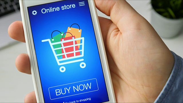 使用智能手机应用在网上商店购买商品视频素材
