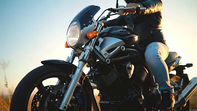 夕阳中骑摩托车的男人视频素材