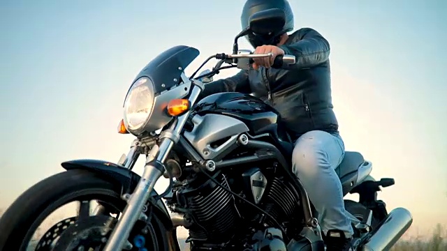 摩托车的公路旅行视频素材