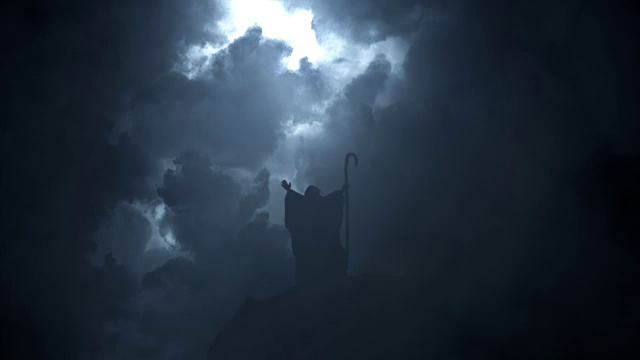 摩西在西奈山与史诗闪电风暴视频素材