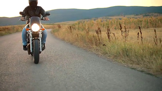 摩托车上的危险人物视频素材