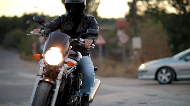 黄昏骑摩托车视频素材