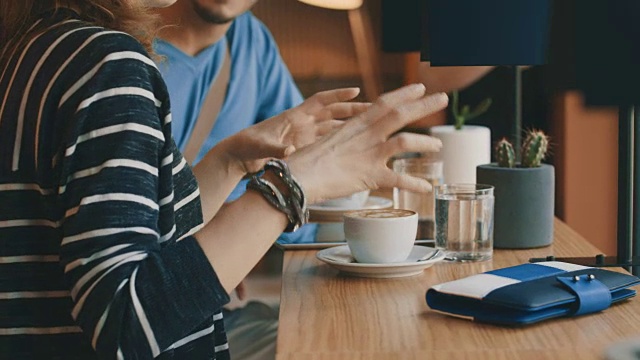 一男一女在咖啡馆里用平板电脑视频素材