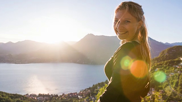 一名女子站在意大利科莫湖上观看风景视频素材
