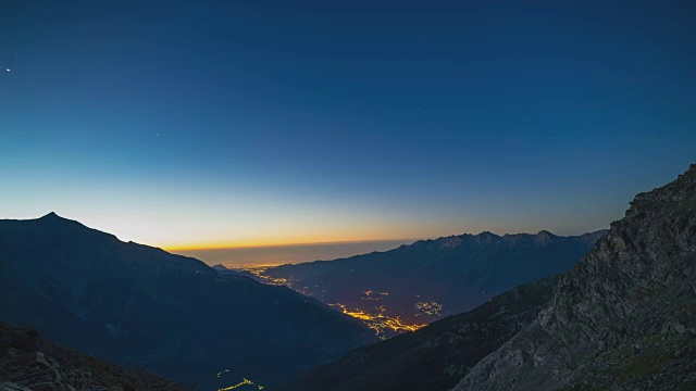 在阿尔卑斯山上，从日落到夜晚再到日出的时间间隔视频素材