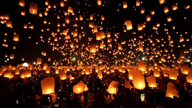 泰国水灯节上的空中灯笼视频下载