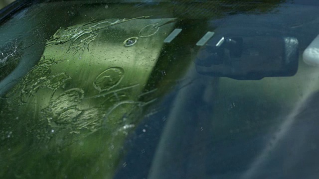 慢镜头雨点打在汽车挡风玻璃上视频下载