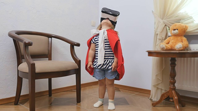 身着红色斗篷的可爱小女孩戴着虚拟现实眼镜视频下载