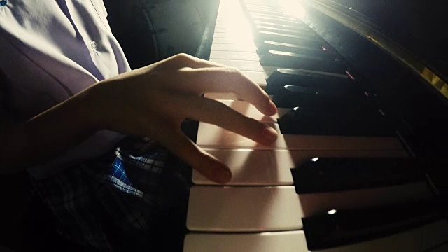 亚洲小女孩弹钢琴视频素材