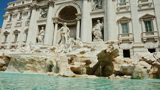 罗马著名的特莱维喷泉。深受世界各地游客的欢迎。慢动作镜头视频素材