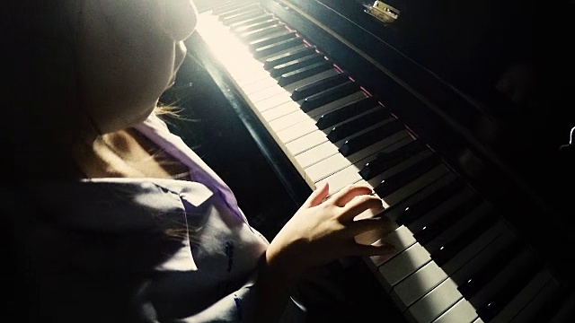 亚洲小女孩弹钢琴视频素材