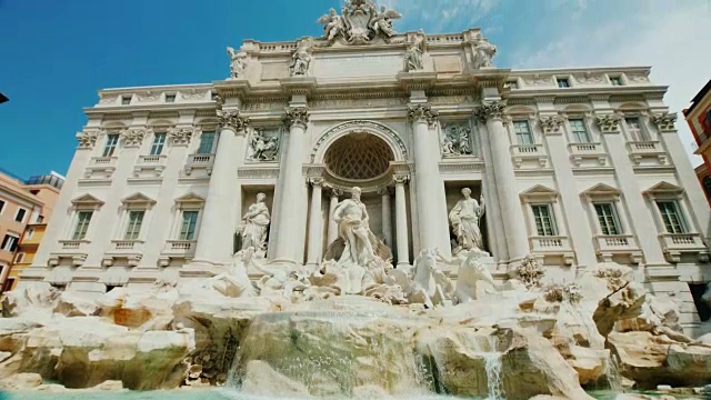 罗马著名的特莱维喷泉。深受世界各地游客的欢迎。广角倾斜拍摄视频素材