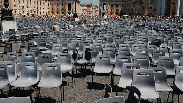 梵蒂冈圣彼得大教堂附近，为教区居民和朝圣者准备了许多空椅子视频素材