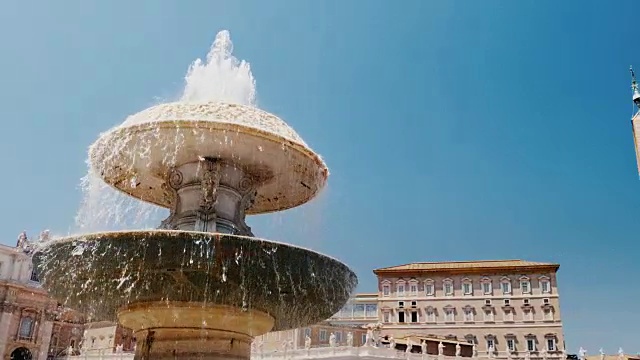 斯坦尼康镜头:著名的圣彼得意大利广场喷泉与圣彼得教堂圆柱，在罗马，意大利视频素材