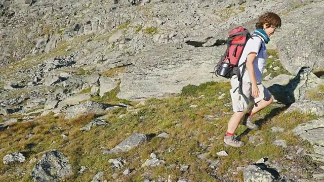 在意大利法国阿尔卑斯山徒步旅行的女人，慢镜头视频素材