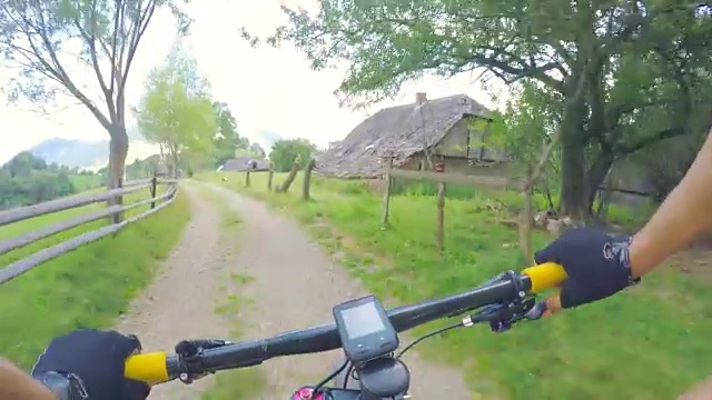 POV骑着自行车绕着一个山村转。视频素材