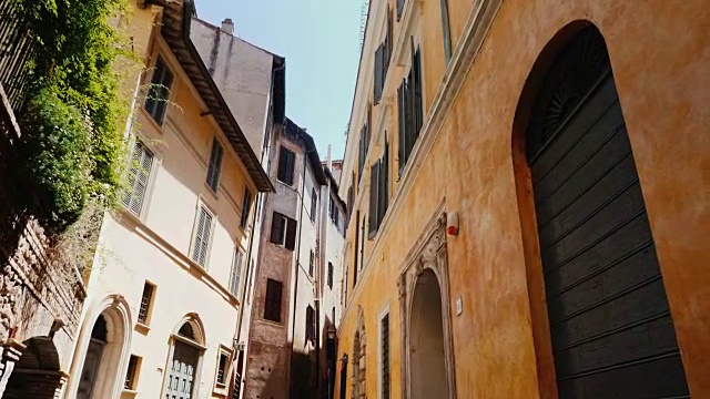 意大利罗马老城区美丽狭窄的街道。爬满常春藤的中世纪建筑替身拍摄视频素材