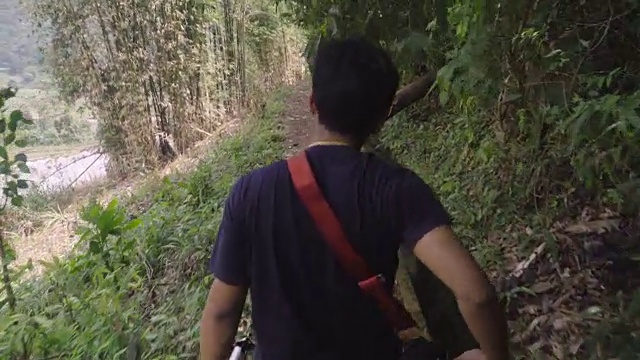 越过泰国年轻人的肩膀，站在山崩的边缘视频素材