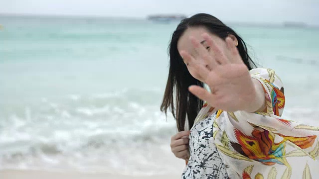 年轻女子在海滩上挥手视频素材