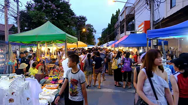 泰国清迈夜市步行街上的人群视频下载