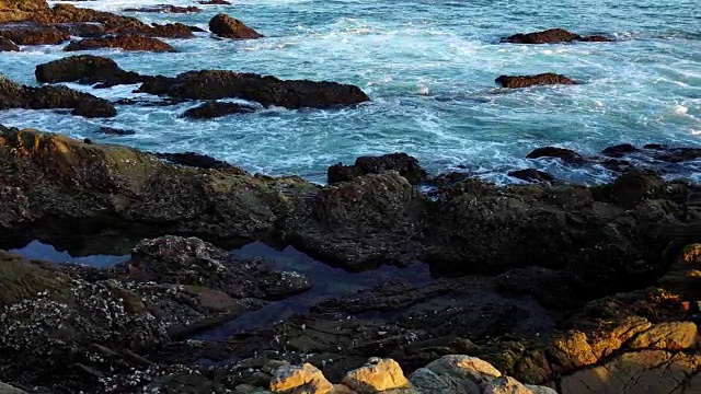 海浪拍打着岩石，海浪拍打着海岸，安达曼海海浪拍打着岩石4k的镜头视频素材