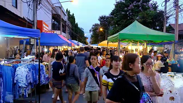 时光流逝:泰国清迈夜市步行街上的人群视频素材