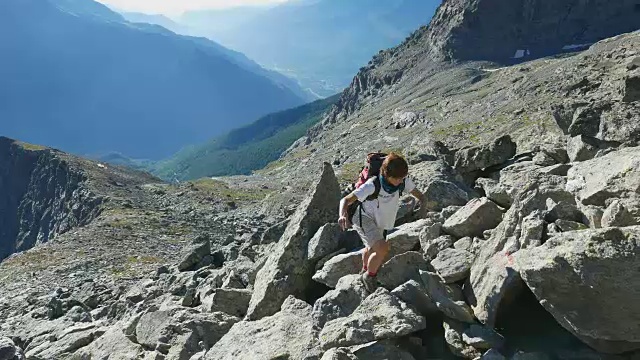在意大利法国阿尔卑斯山徒步旅行的女人，背光视频下载