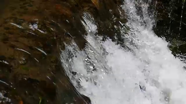 瀑布的慢动作镜头视频素材