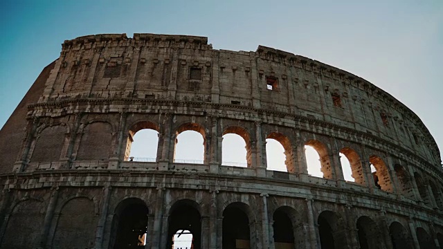 阳光明媚地照耀着罗马圆形大剧场的拱门。替身拍摄视频素材