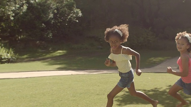 两个孩子在公园里围着摄像机跑来跑去视频下载