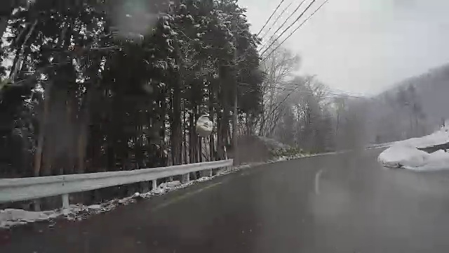 下雪的冬季道路驾驶视频素材