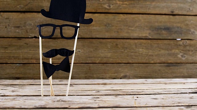 领结，眼镜和假胡子排列在木板上视频下载