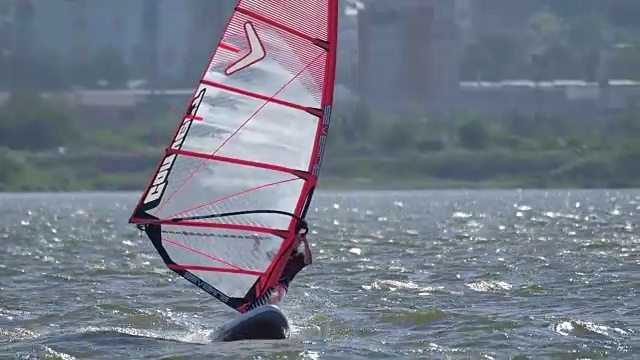 湖上的帆板视频下载