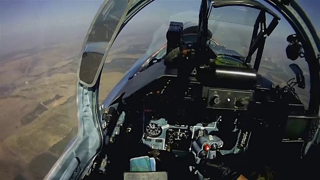 军用飞机的飞行从驾驶舱看。视频下载