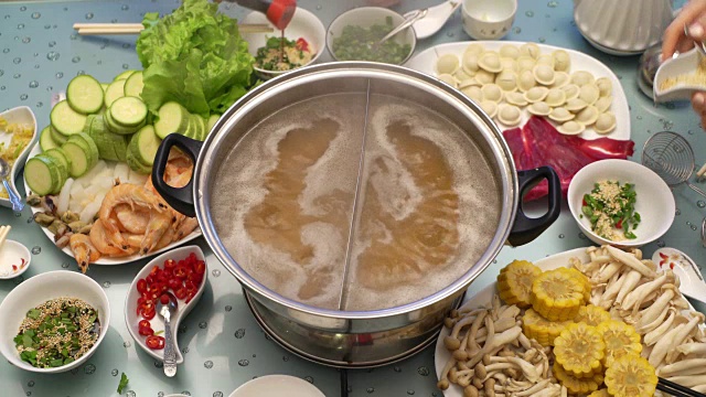 亚洲家庭烹饪的概念。在桌上沸腾的肉汤。家里准备了特制的辣酱油视频下载