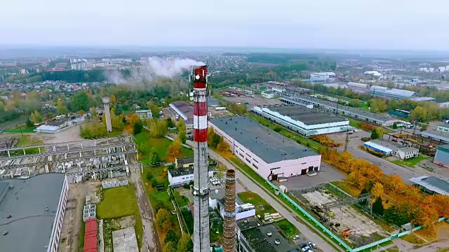 从工业工厂鸟瞰冒烟的烟囱。工业锅炉管视频素材
