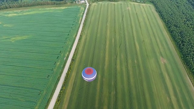 在田野上空的热气球视频素材