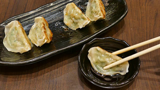 日本饺子，炸饺子，用筷子吃寿子视频素材