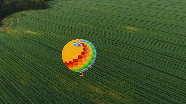 在田野上空的热气球视频素材