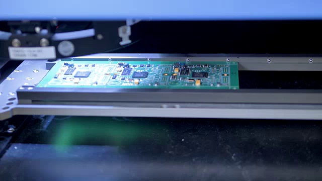 光学传感器为电路板提供质量控制。视频下载