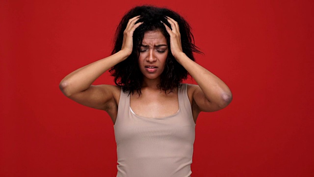 年轻愤怒尖叫的非洲妇女说不越过红色背景。视频素材