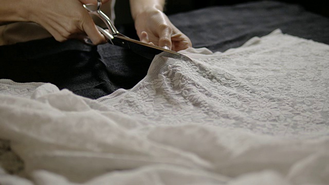 女裁缝用剪刀剪布料视频素材