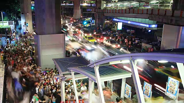 泰国暹罗中心，一群交通堵塞的行人视频下载