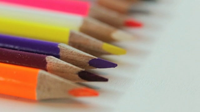 彩色铅笔在白色的桌子上视频购买