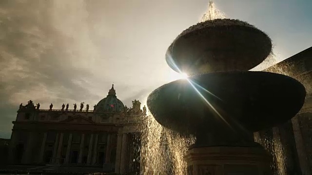 意大利罗马著名的圣彼得广场喷泉，有圣彼得教堂圆柱。斯坦尼康慢镜头视频素材