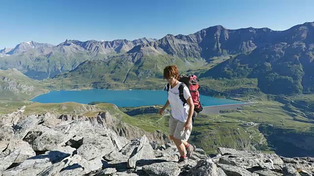 一个女人爬上了意大利的法国阿尔卑斯山视频素材